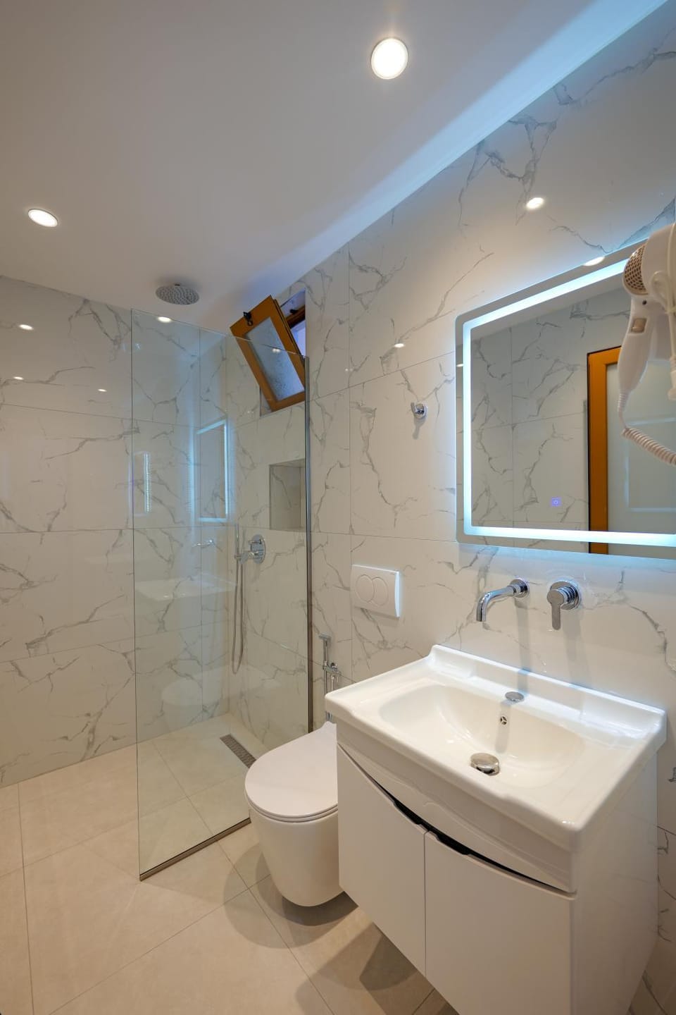 Shower, Toilet, Bathroom, towels