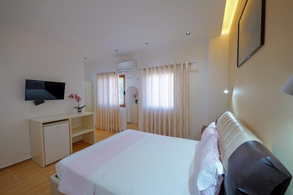 Bed, TV and multimedia, Bedroom