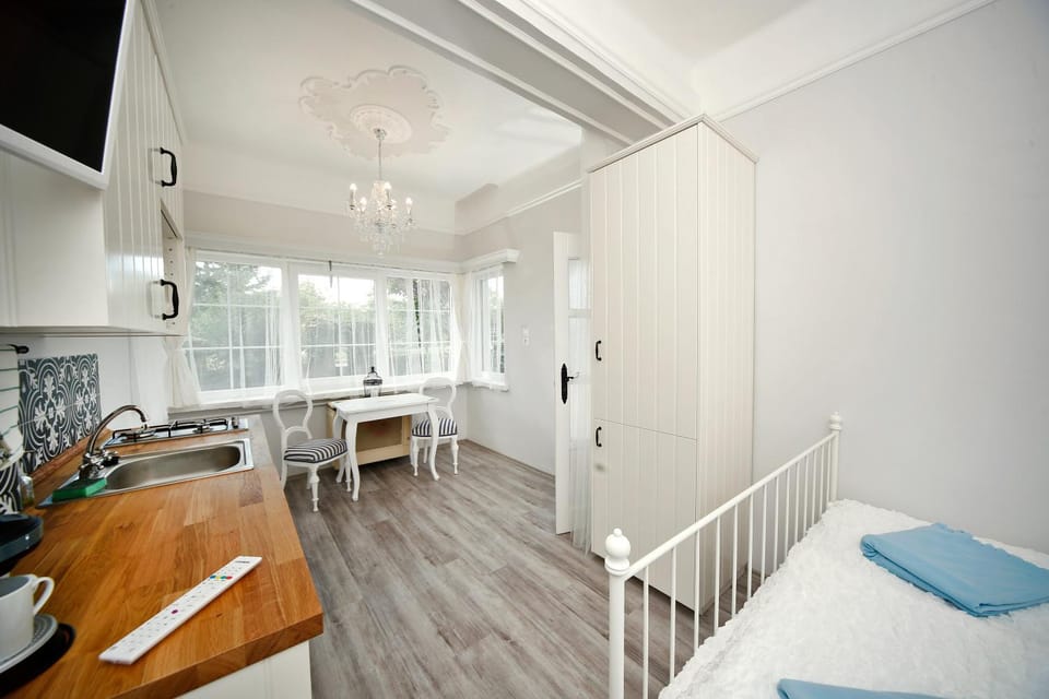 Coffee/tea facilities, Kitchen or kitchenette, Seating area, Dining area, Bedroom