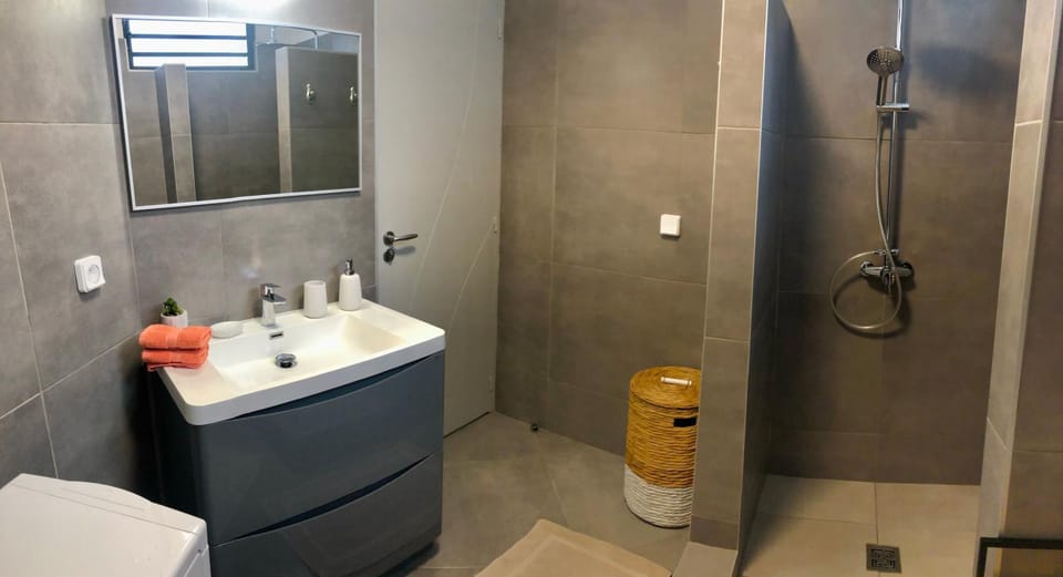 Shower, Toilet, Bathroom, towels