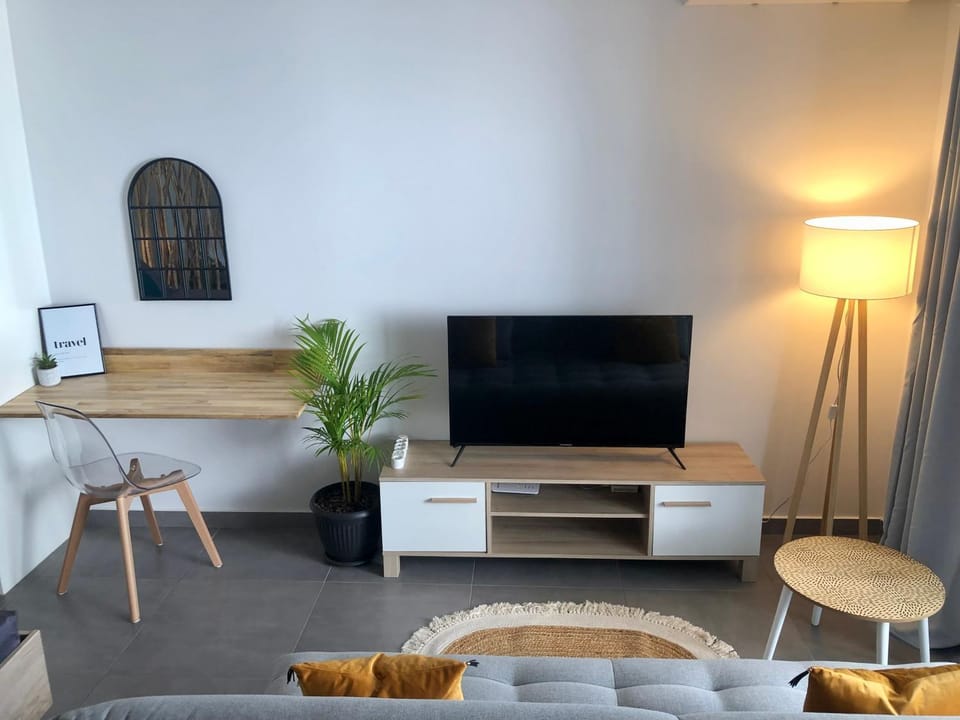 Communal lounge/ TV room, TV and multimedia, Living room, Seating area, Evening entertainment