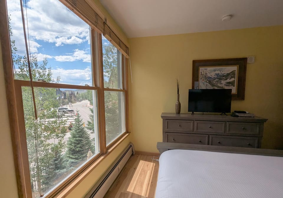 Bed, Day, TV and multimedia, View (from property/room), Bedroom, Mountain view, Street view, furniture