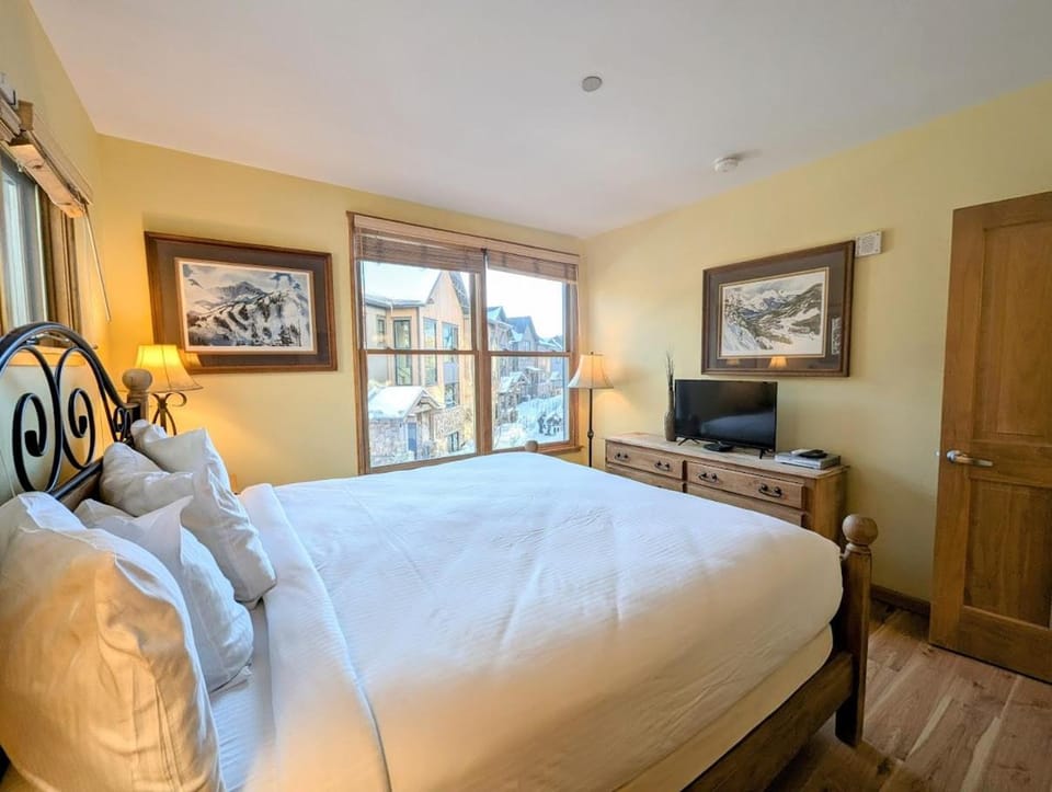 Black Bear 8035 by SummitCove Lodging in Colorado House in Keystone