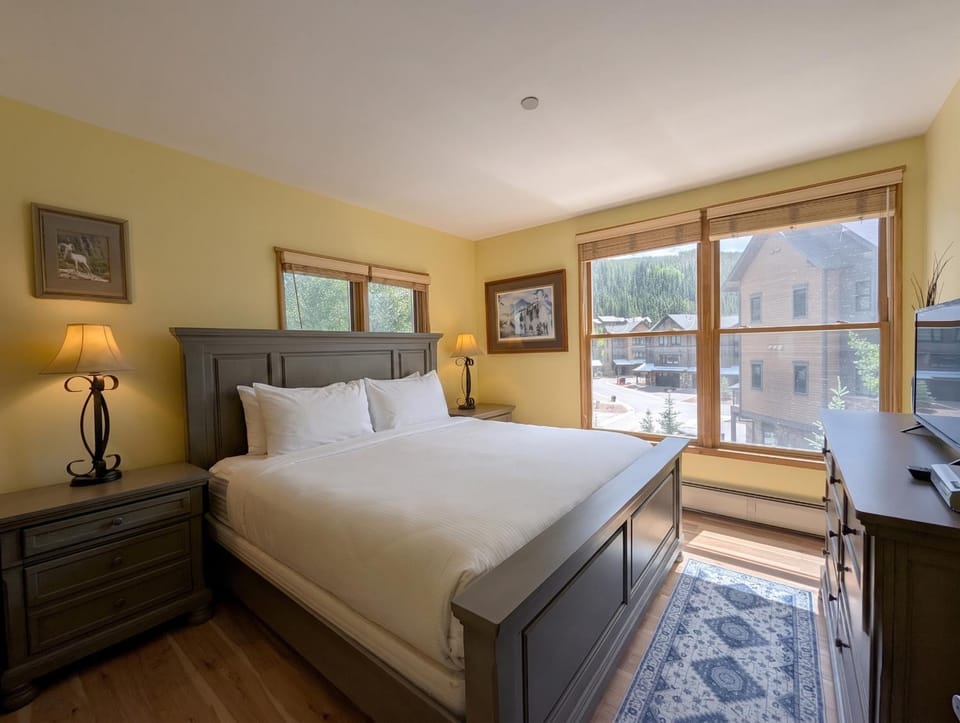Bed, Day, Natural landscape, View (from property/room), Bedroom, Mountain view, furniture