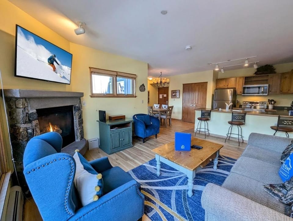 TV and multimedia, Kitchen or kitchenette, Living room, Seating area, fireplace, furniture