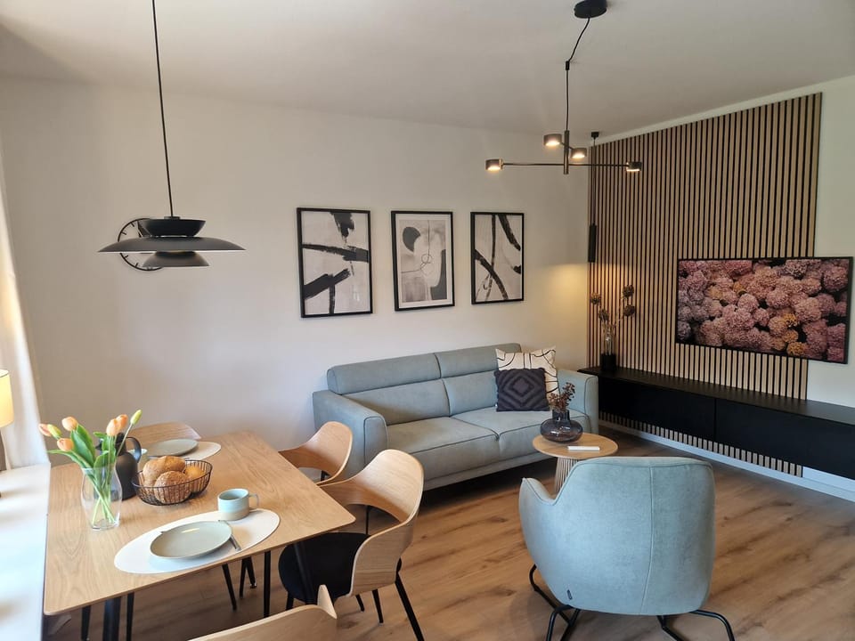 TV and multimedia, Living room, Seating area, Dining area