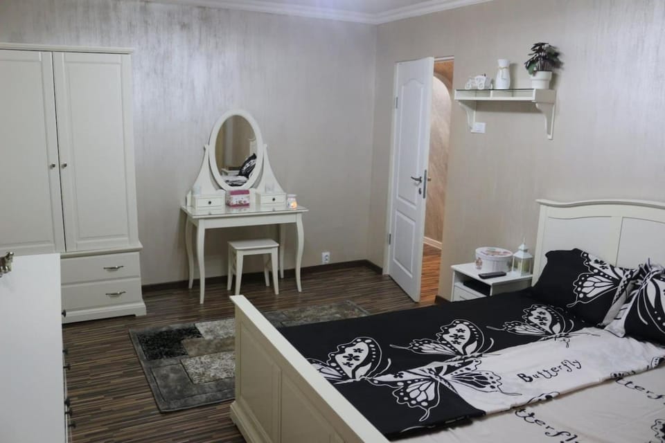 Bed, Photo of the whole room, hair dresser