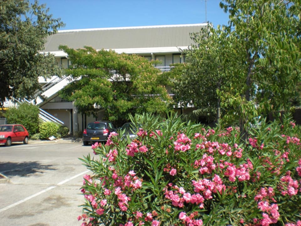 Property building, Facade/entrance, Balcony/Terrace, Parking