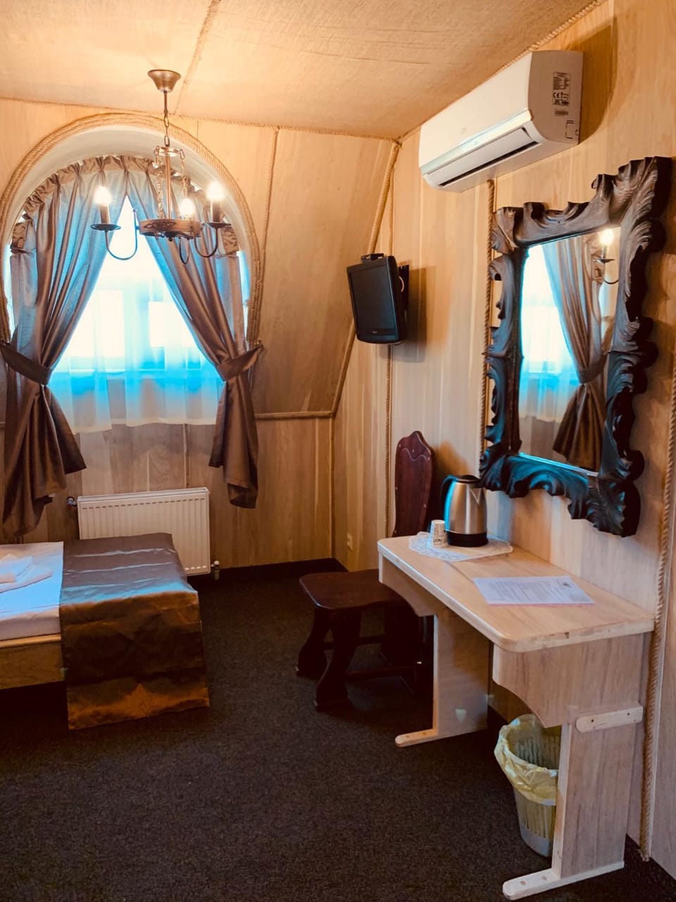 TV and multimedia, Photo of the whole room, air conditioner
