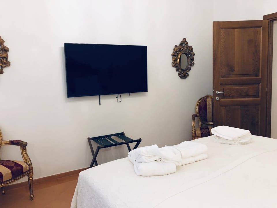 Bed, TV and multimedia, Photo of the whole room, Bedroom
