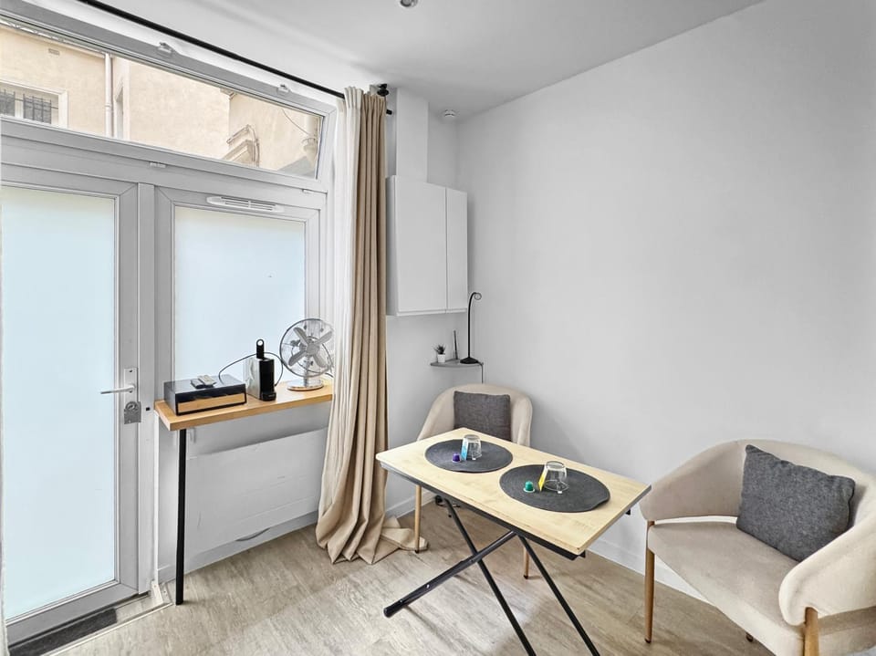 Studio 18m2 - 3 min à pied des Champs et metro Apartment in Paris