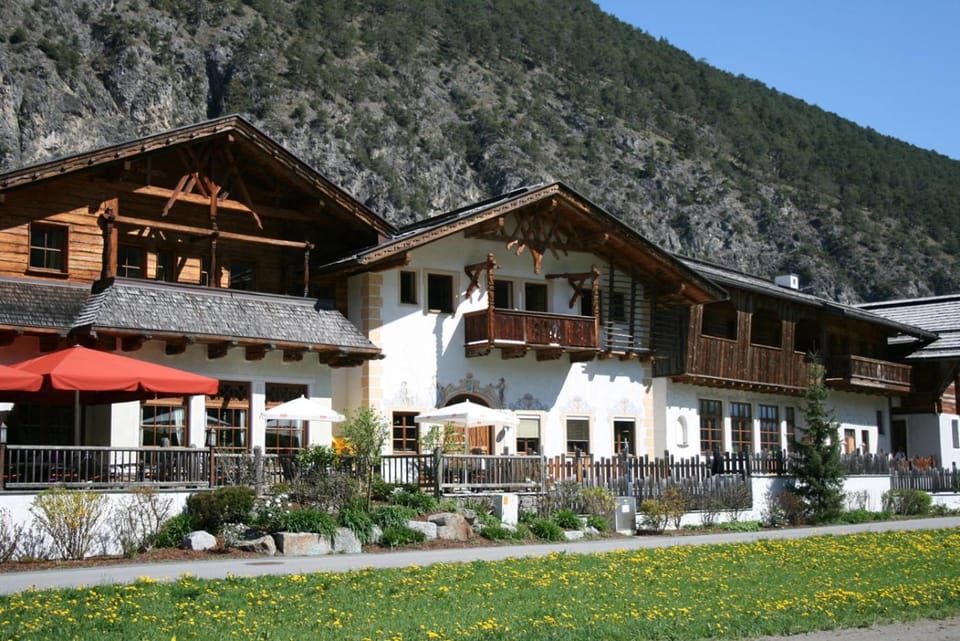Property building, Facade/entrance, Summer, Balcony/Terrace, Area and facilities