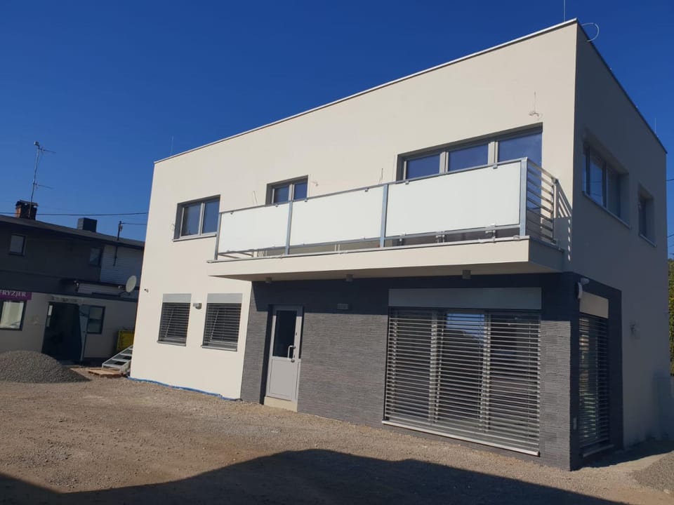 Property building, Day, Balcony/Terrace, Parking