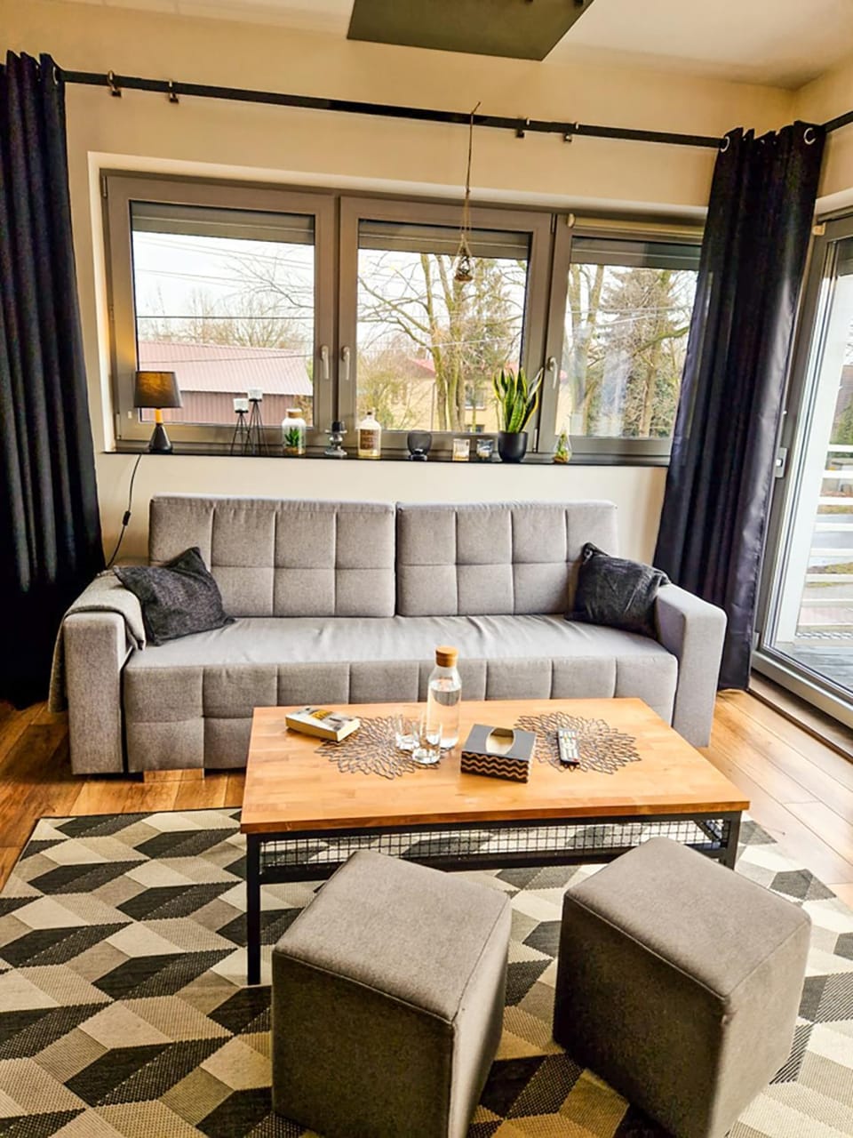 TV and multimedia, Balcony/Terrace, Living room, Decorative detail, Seating area, Dining area, Area and facilities