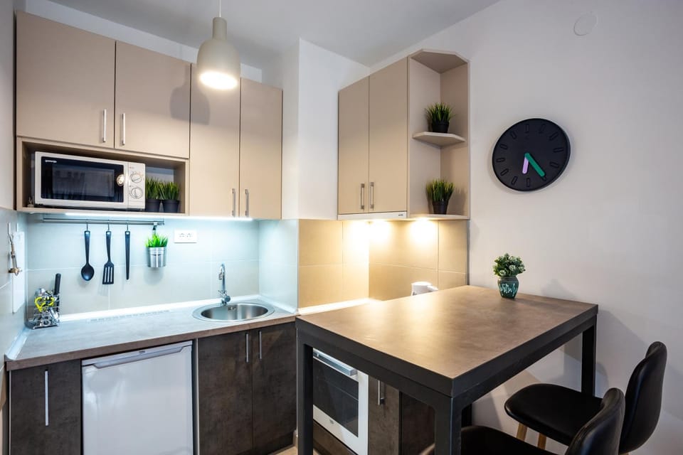 Kitchen or kitchenette, Dining area, Communal kitchen