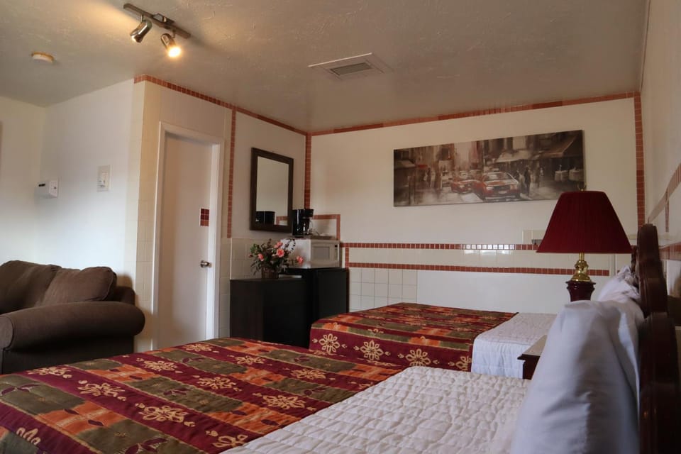 Bed, Coffee/tea facilities, Photo of the whole room, Bedroom, Area and facilities, Area and facilities, minibar