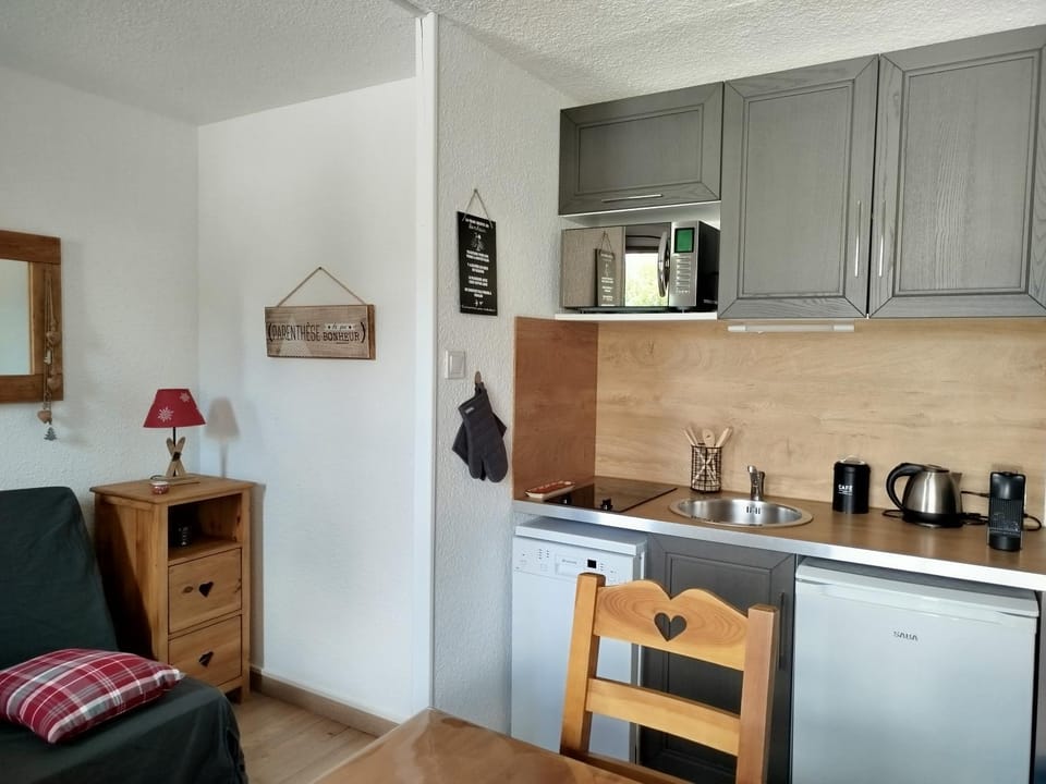 Kitchen or kitchenette, stove