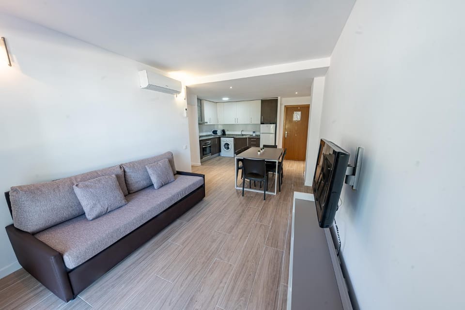 TV and multimedia, Living room, Dining area, air conditioner