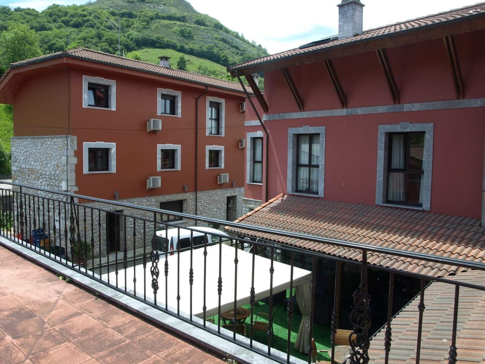 Facade/entrance, Area and facilities