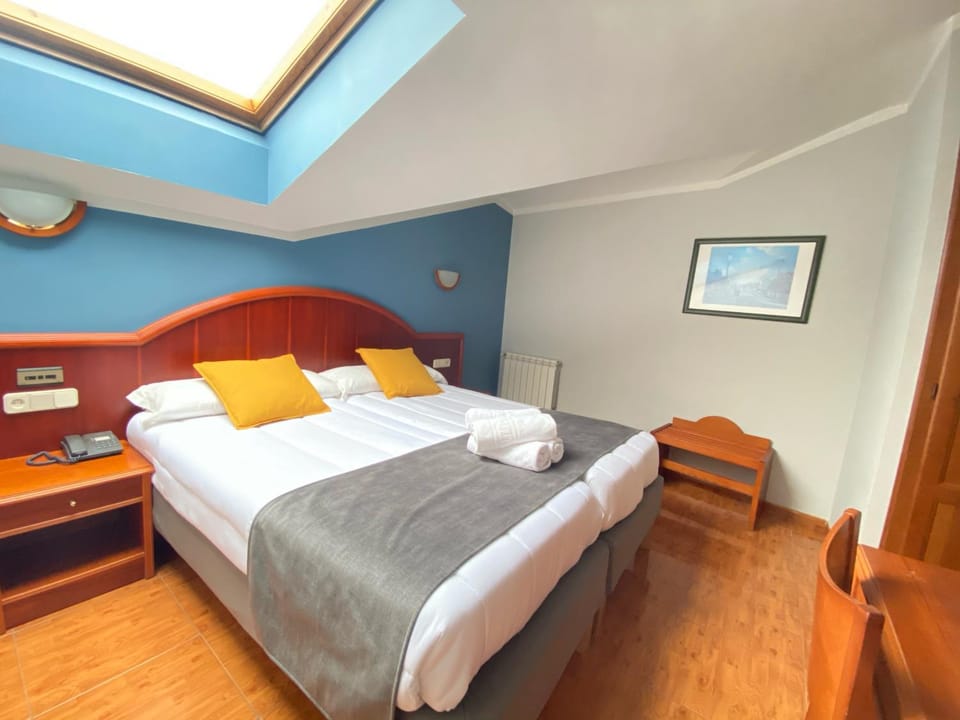 Bed, Photo of the whole room, Decorative detail, Bedroom