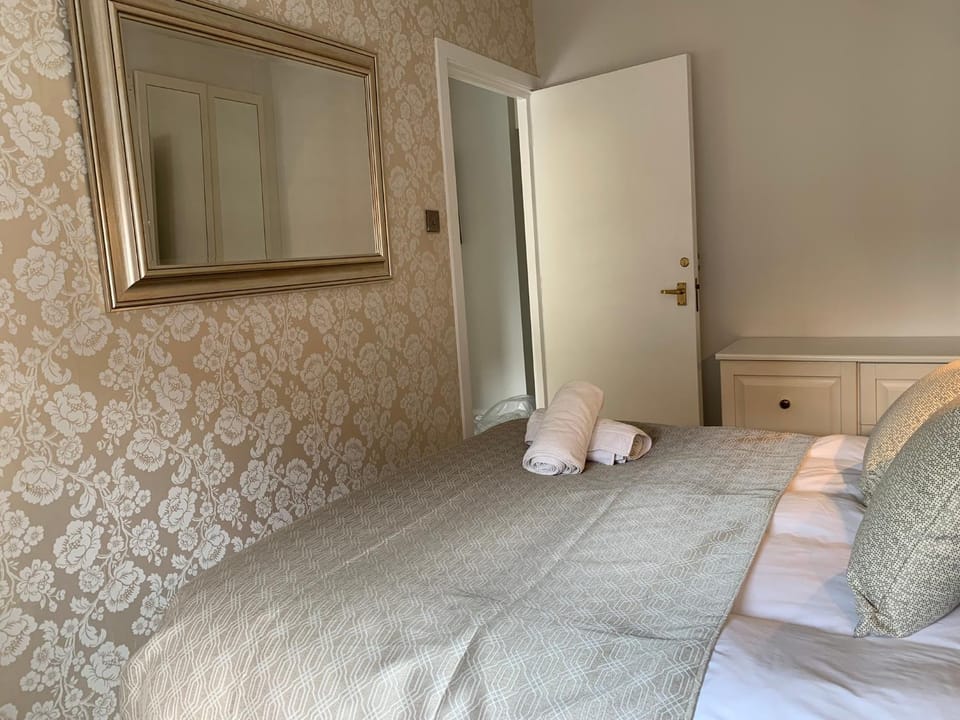 The Courtyard by Accommodation Windsor Apartment in Windsor