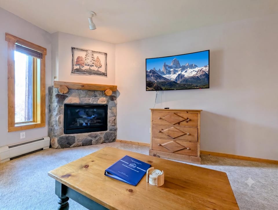 TV and multimedia, Living room, Seating area, fireplace, furniture, heating