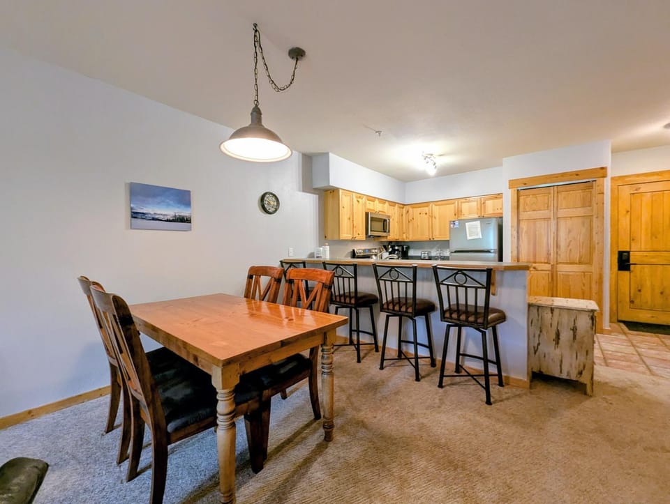 Kitchen or kitchenette, Dining area, furniture