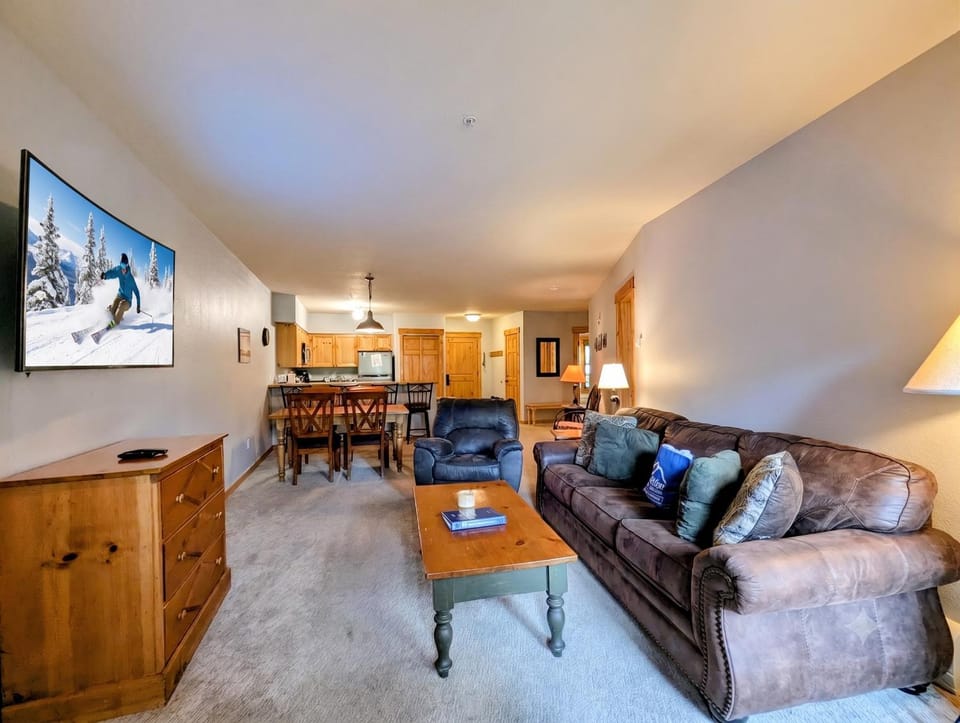 Day, TV and multimedia, Kitchen or kitchenette, Living room, Seating area, Dining area, furniture