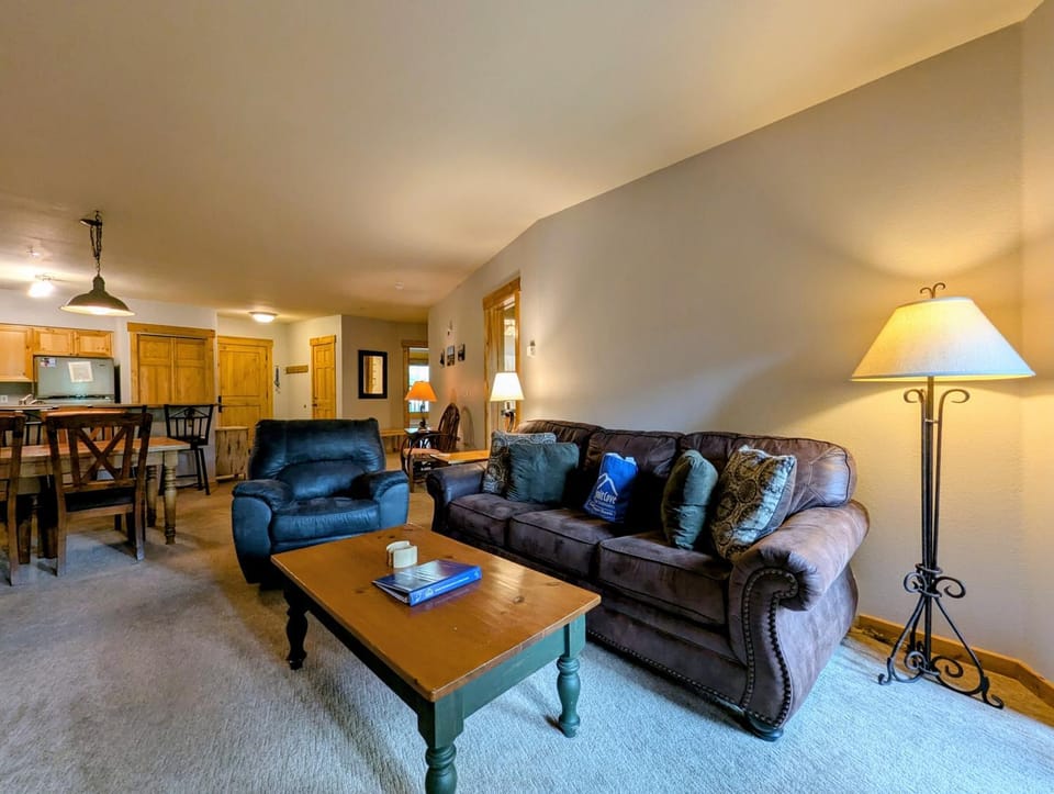 Kitchen or kitchenette, Living room, Seating area, Dining area, furniture