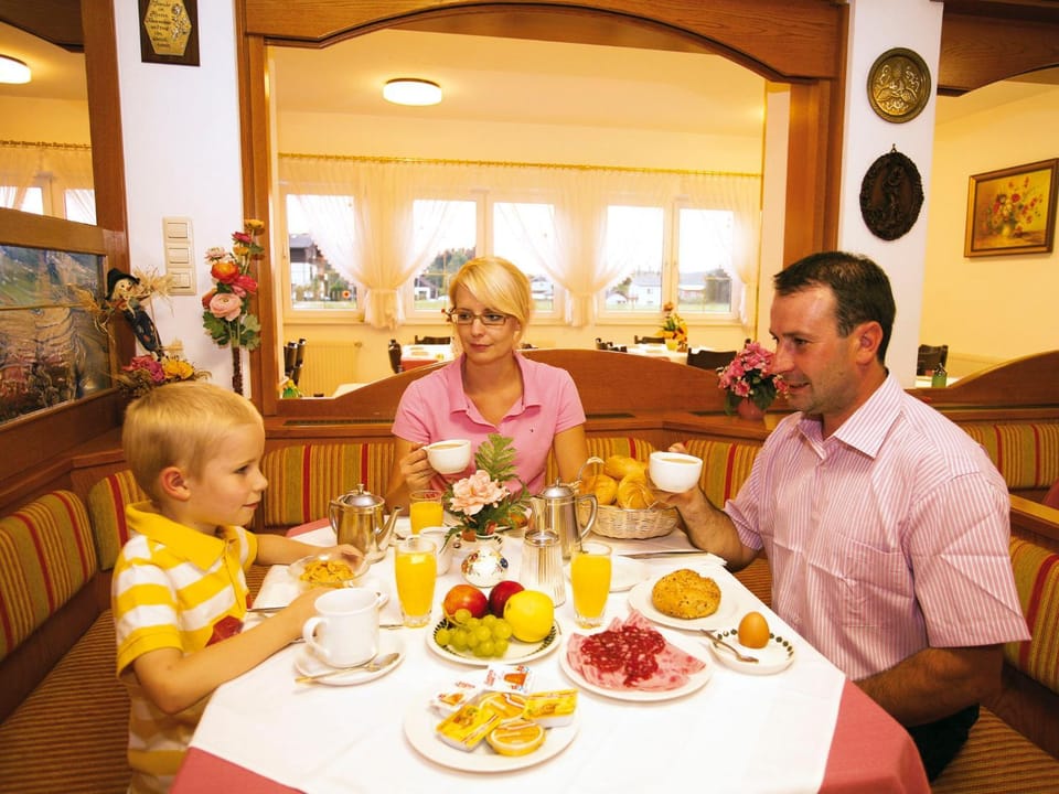 Restaurant/places to eat, People