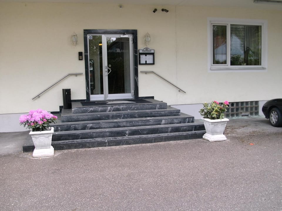 Facade/entrance