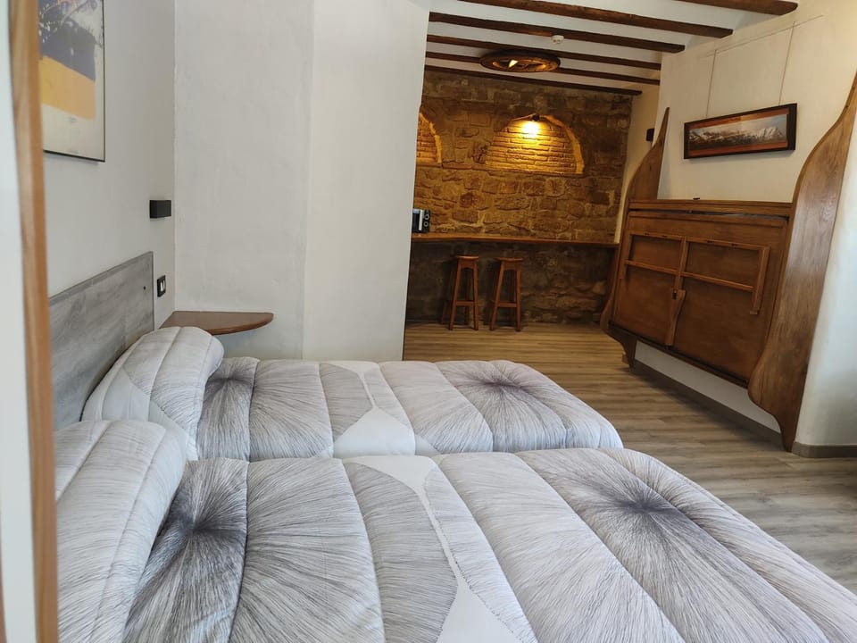Photo of the whole room, air conditioner