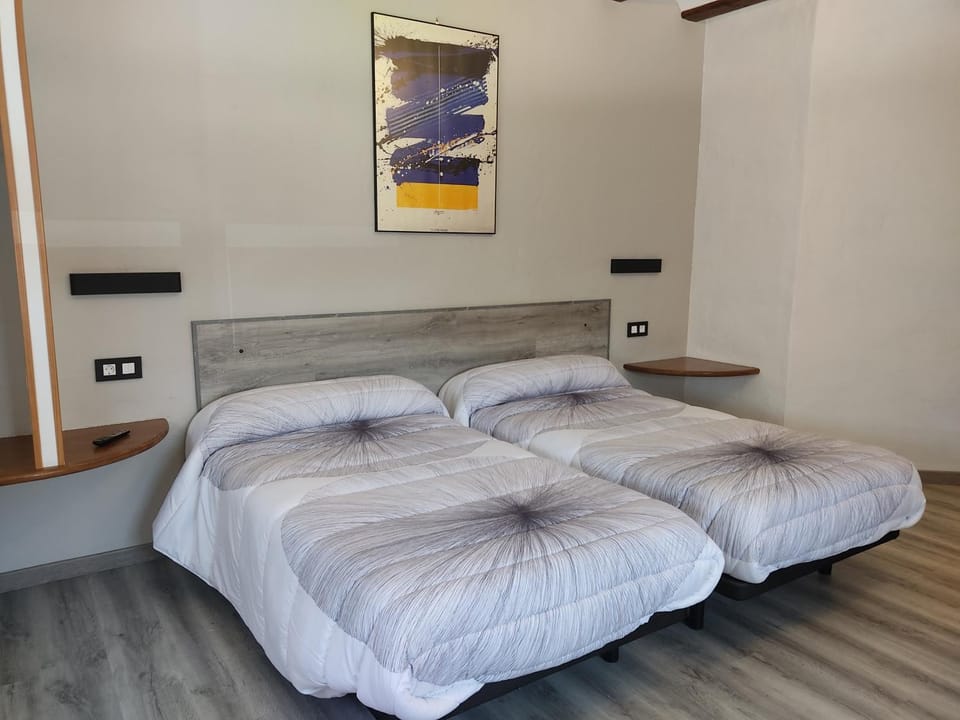 Photo of the whole room, air conditioner