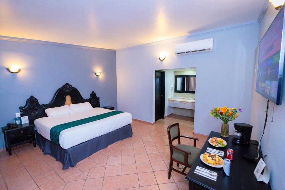 Bed, TV and multimedia, Food and drinks, Photo of the whole room, Dining area, Bedroom, Food
