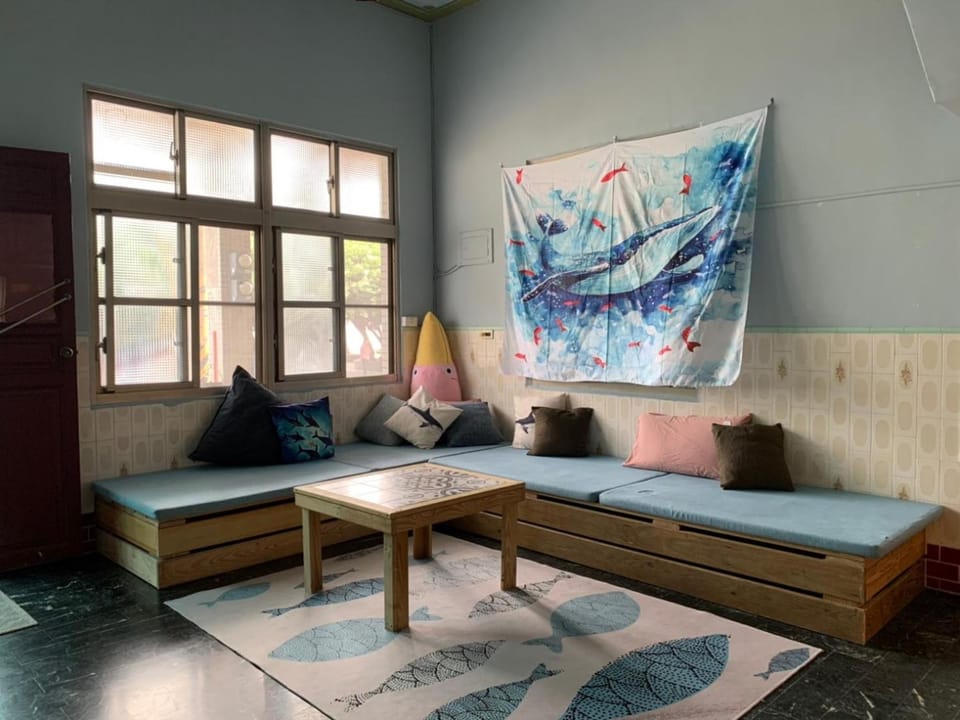 Communal lounge/ TV room, Living room, Seating area