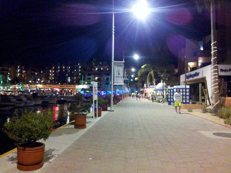 Property building, Restaurant/places to eat, Night, On site, Area and facilities, Shopping Area