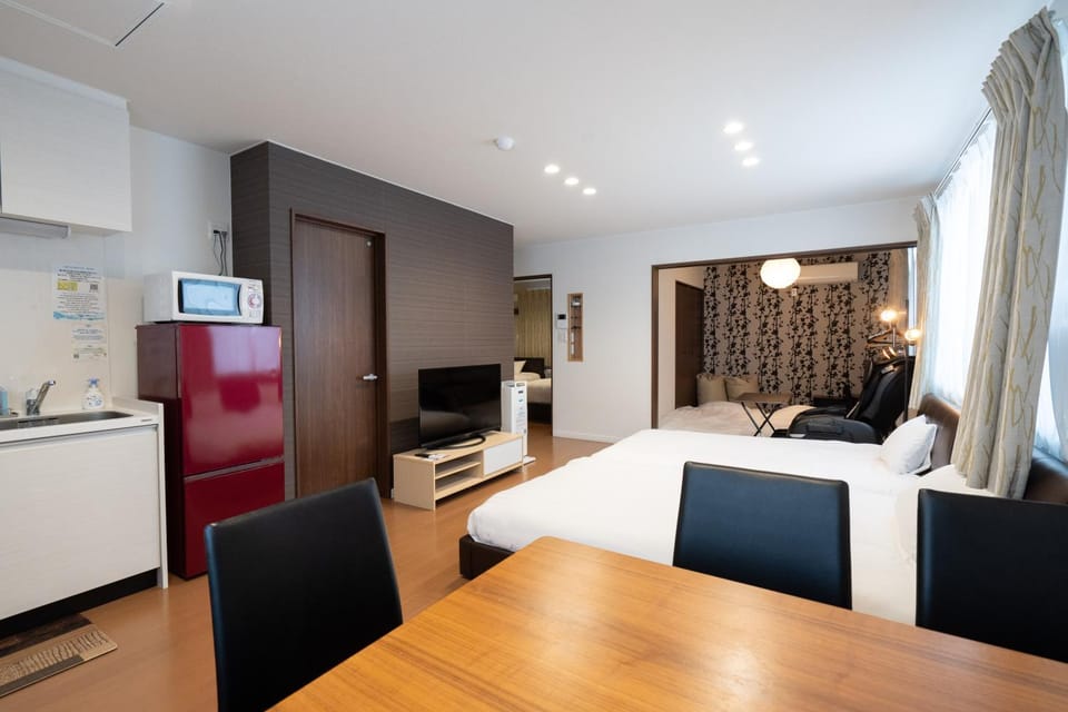 Bed, TV and multimedia, Photo of the whole room, Seating area, Bedroom