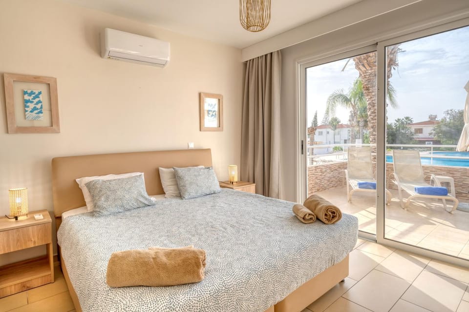 Balcony/Terrace, Bedroom, Pool view