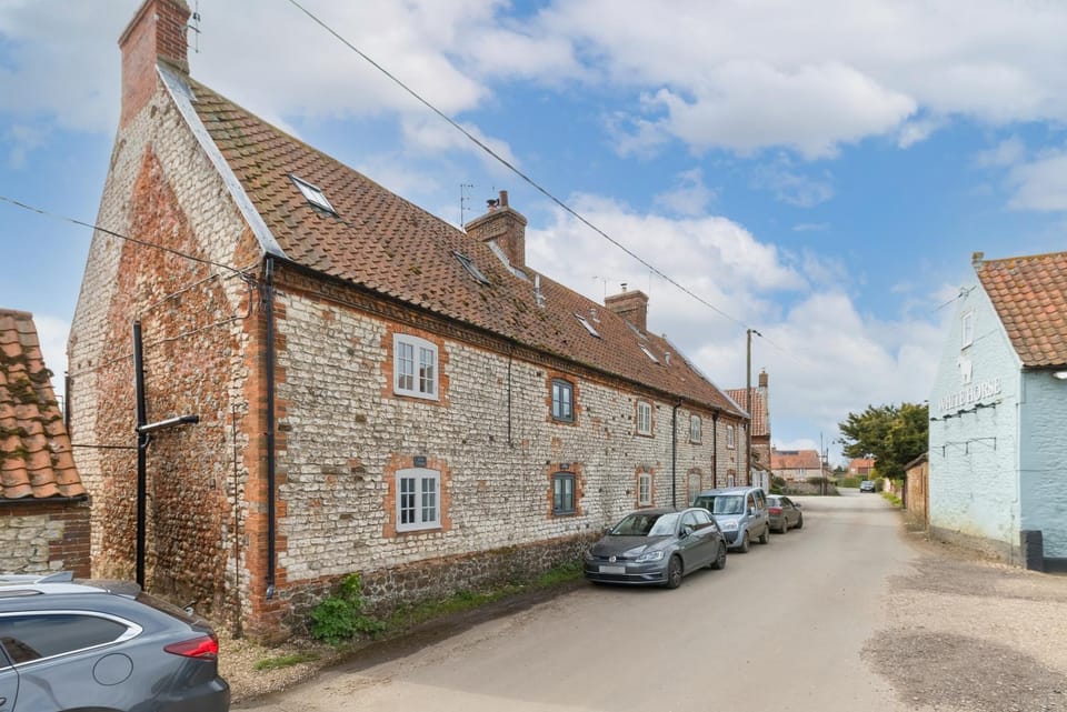 Driftwood Cottage pets go free WiFi included House in England