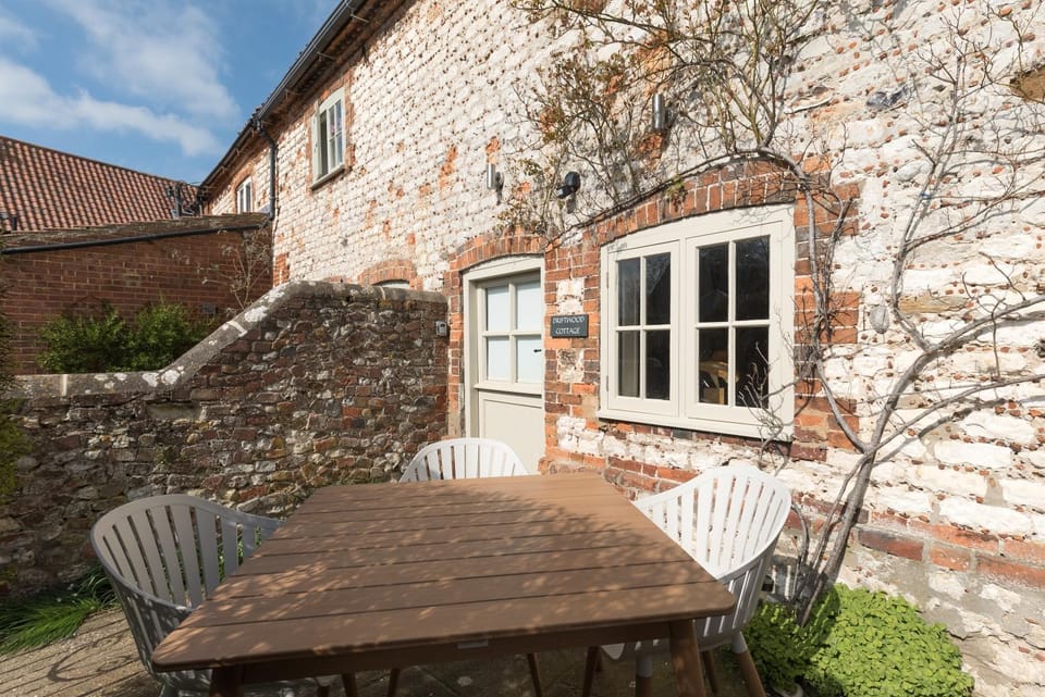 Driftwood Cottage pets go free WiFi included House in England