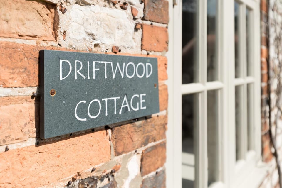 Driftwood Cottage pets go free WiFi included House in England