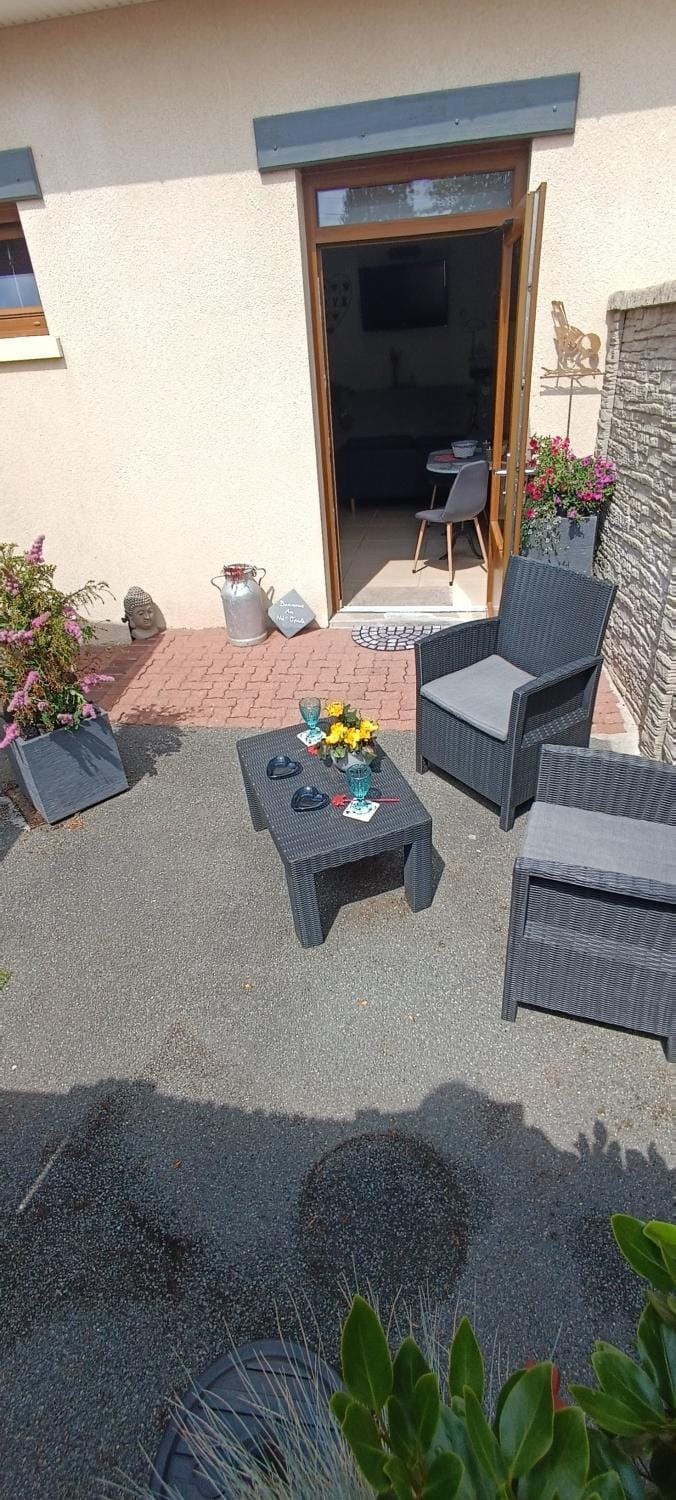 Property building, Patio, Day, Balcony/Terrace, Balcony/Terrace, Living room, Garden view