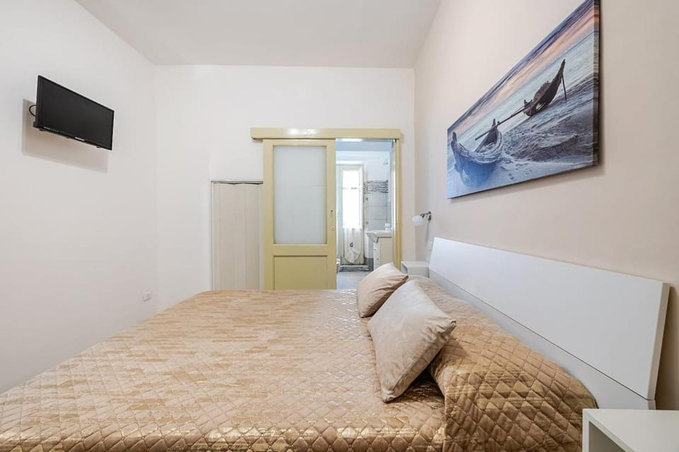 Bed, TV and multimedia, Bedroom