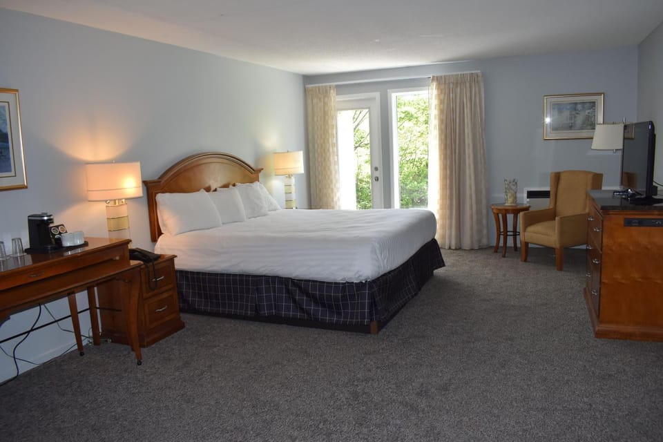 Bed, TV and multimedia, Photo of the whole room, Bedroom, hair dresser
