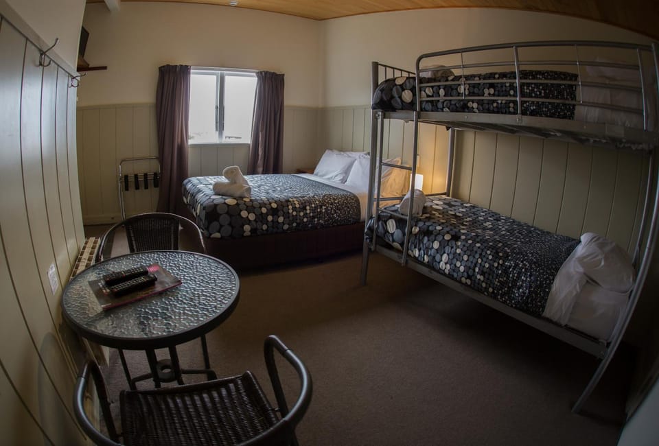 Shower, Toilet, Bed, TV and multimedia, Coffee/tea facilities, Bedroom, bunk bed, Family, acessibility