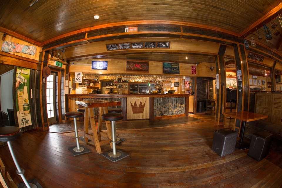 Restaurant/places to eat, Lounge or bar