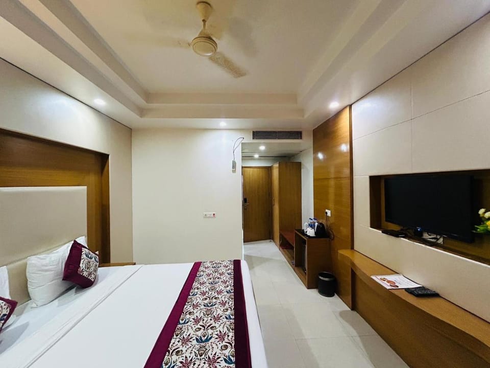 Bed, TV and multimedia, Coffee/tea facilities, View (from property/room), Photo of the whole room, Bedroom, Area and facilities, wardrobe, air conditioner