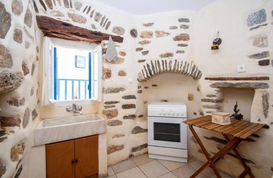 Next to the Bougainvillea! House in Decentralized Administration of the Aegean