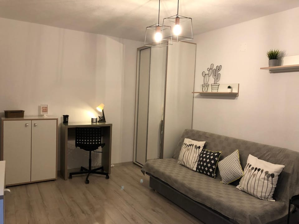Cozy Place 47-Self check in & out-HBO MAX Apartment in Romania