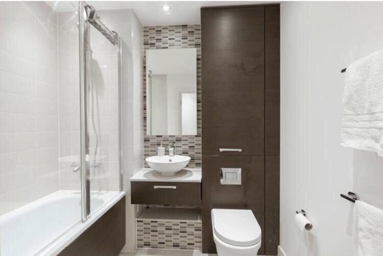 Room with private bathroom in a modern two bedroom two bathroom flat Vacation rental in London